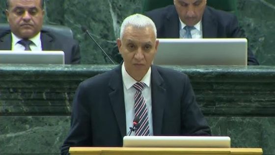 العموش ينتقد دمج وزارتي التربيه والتعليم .. الحكومه بدأت بأهم وزارتين وتركت الهيئات