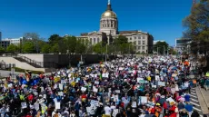 تحت شعار لا ملوك .. الملايين يحتجون ضد سياسات ترمب والحرب على إيران