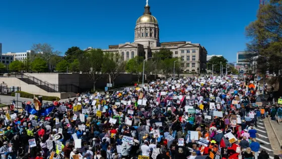 تحت شعار لا ملوك .. الملايين يحتجون ضد سياسات ترمب والحرب على إيران