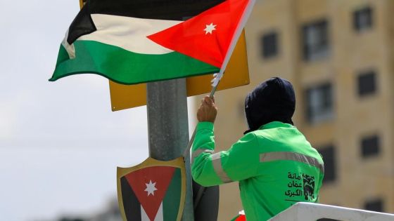 القضاة عن ألوان علم الأردن : مستمدة من لباس النبي .. والعموش: لا يصح