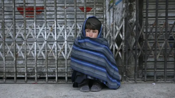 دفء الشتاء .. مبادرات تطوعية ومؤسسية لكسر حدة البرد