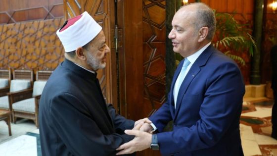 شيخ الأزهر يثمن جهود الملك في خدمة القضايا العربية والإسلامية