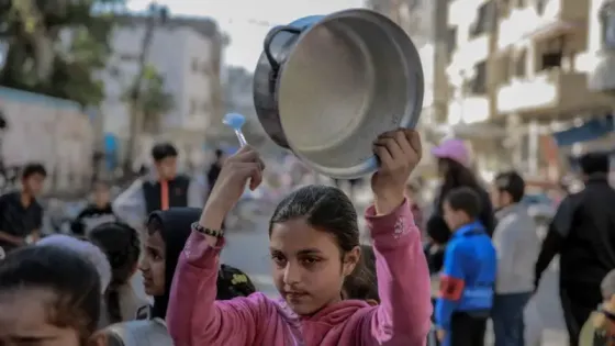 غزة على شفا الهاوية .. أطفال يتضورون جوعا حتى الموت