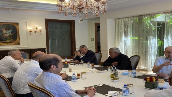 رؤساء ووزراء سابقين على طاولة السفير السعودي في عمان