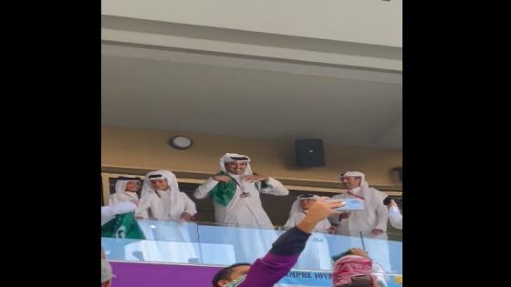 بالوشاح الأخضر .. أمير دولة قطر يدعم منتخب السعودية أمام الأرجنتين