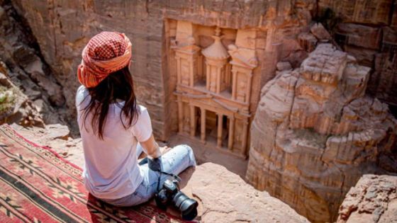 الفرجات يفند أنباء توقف الحركة السياحية بالأردن