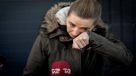 رئيسة وزراء الدنمارك تعتذر بالدموع