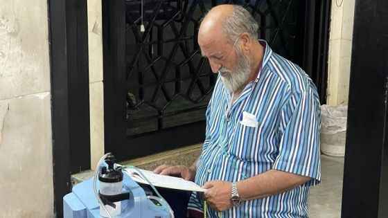لبناني يلجأ إلى مسجد لتشغيل آلة الأكسجين جراء انقطاع الكهرباء