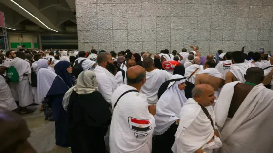 الحجاج يبدؤون رمي الجمرات في أول أيام عيد الأضحى