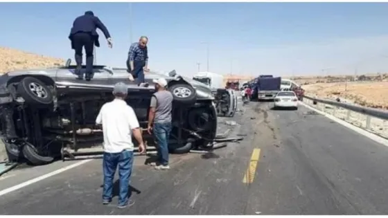 وفاة وإصابة بحادث تصادم على الطريق الصحراوي