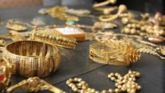 حدث يسرق من منزل والده ذهب بقيمة ٢٠ ألف دينار