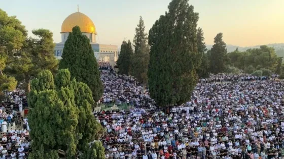 عشرات الآلاف يؤدون صلاة الجمعة في الأقصى