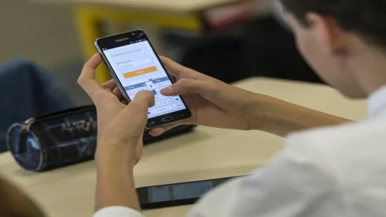 مطالب بمنع الهواتف الذكية في المدارس وسط غياب ضوابط تشريعية