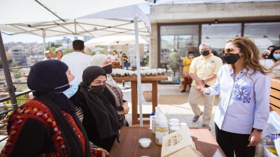 الملكة رانيا تلتقي مزارعين ومستفيدين من موقع دبين الإلكتروني