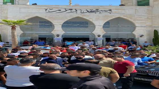 ولي العهد يؤدي صلاة الجمعة في مسجد زمزم