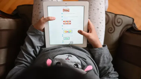 الاتصالات : سنوفر أدوات تنظيمية وفنية لضمان بيئة رقمية آمنة للأطفال