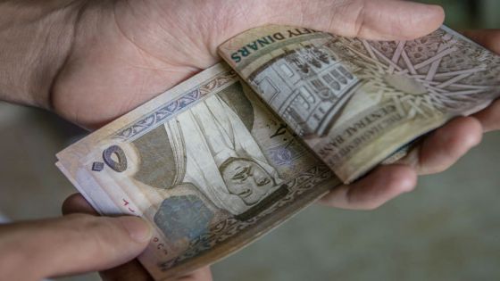 هل راتب 250 دينار يكفي لعائلة في الأردن