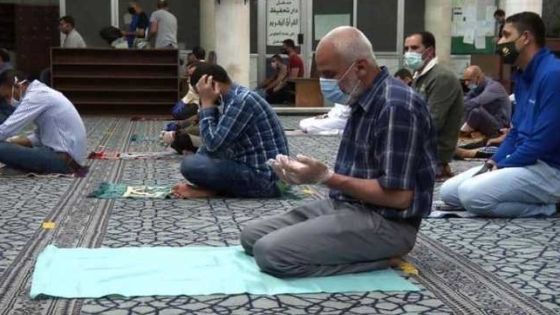 أردنيون يخشون حرمانهم من صلاتي المغرب والفجر في المساجد