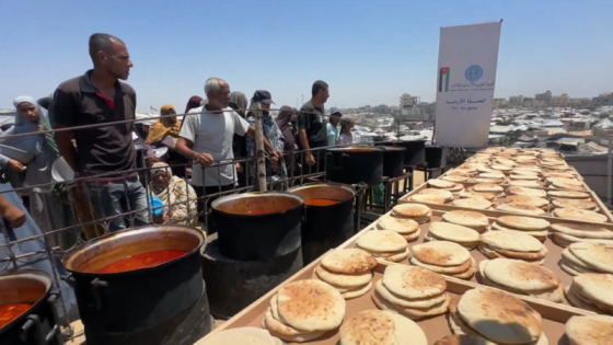 الحملة الأردنية توزّع وجبات طبيخ الباذنجان والخبز في مواصي خان يونس