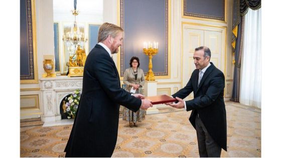 السفير القاضي يقدم أوراق اعتماده لملك هولندا