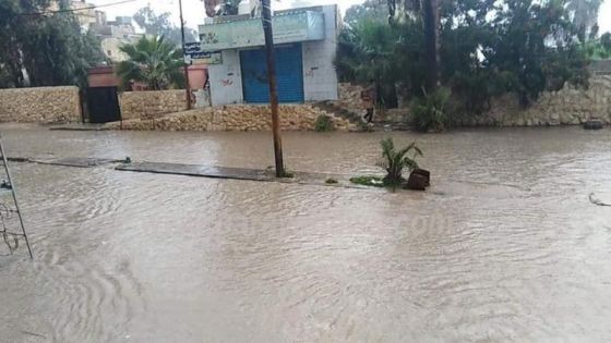 مياه الأمطار تداهم منازلا في الطفيلة