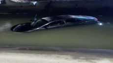 انتشال مركبة تعرضت للسقوط في قناة الملك عبدالله