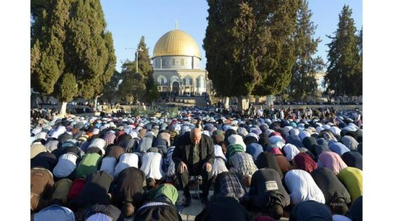 عشرات الآلاف يؤدون صلاة الجمعة في المسجد الأقصى