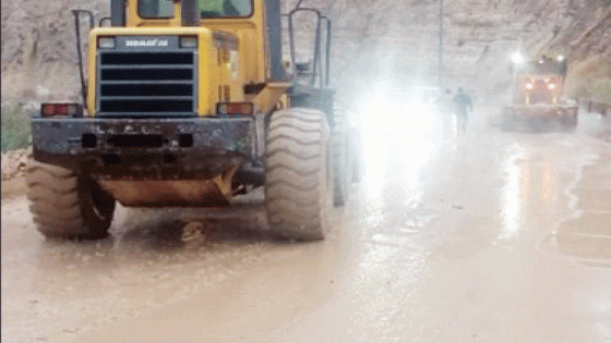 بلدية بيرين تتعامل مع آثار السيول وانجرافات بعض الطرق