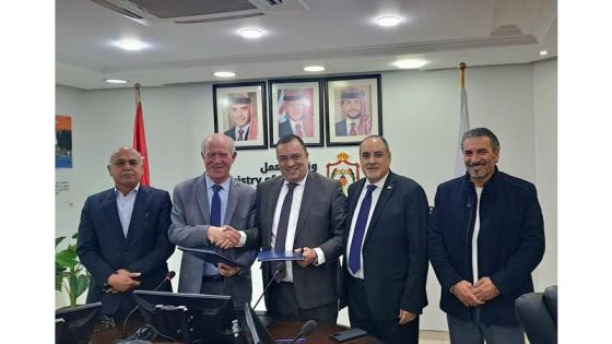 توقيع عقد عمل جماعي لتحسين مزايا 160 موظفًا بشركة أدوية