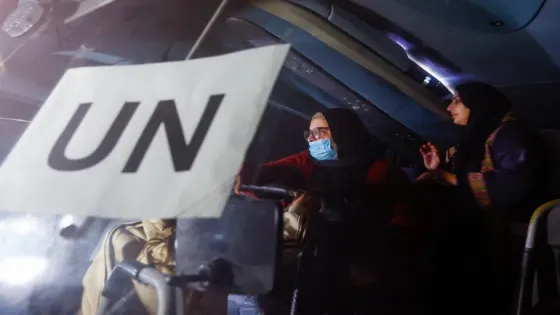 أول فوج من العائدين يدخل قطاع غزة عبر معبر رفح