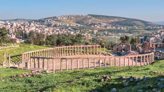 إزالة جسر معدني يشكل خطورة على المواطنين في جرش