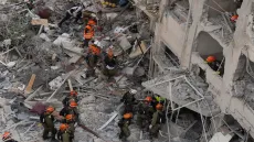 انتشال 4 جثث من تحت أنقاض مبنى دمره صاروخ إيراني في حيفا