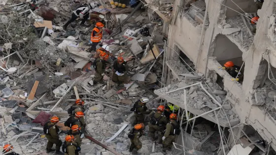 انتشال 4 جثث من تحت أنقاض مبنى دمره صاروخ إيراني في حيفا