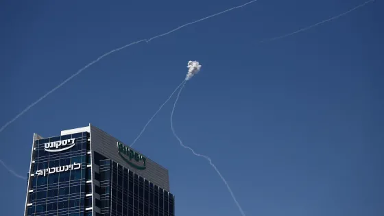 مقتل شخصين إثر سقوط صاروخ إيراني على وسط إسرائيل