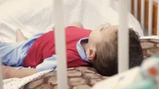 مرض صامت يزحف بين خيام النازحين.. التهاب السحايا يحاصر أطفال غزة