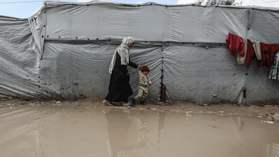 رياح قوية وأمطار غزيرة تقتلع وتغرق خيام النازحين في غزة