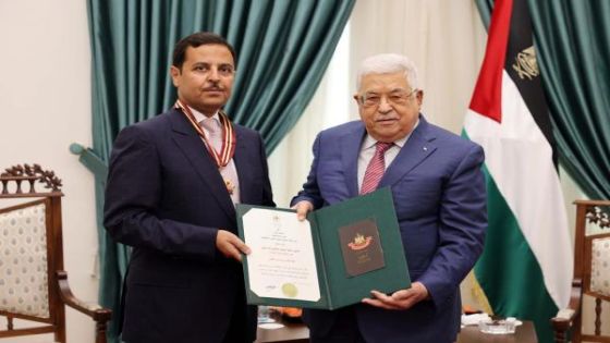 الرئيس الفلسطيني يقلد السفير الأردني برام الله نجمة القدس
