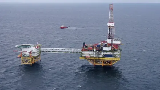 واشنطن تسمح ببيع مزيد من النفط الروسي لتخفيف صدمة الأسعار