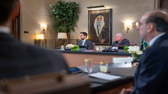 الملك يلتقي أعضاء لجنة متابعة تطوير الجهاز القضائي ويتسلم توصياتها