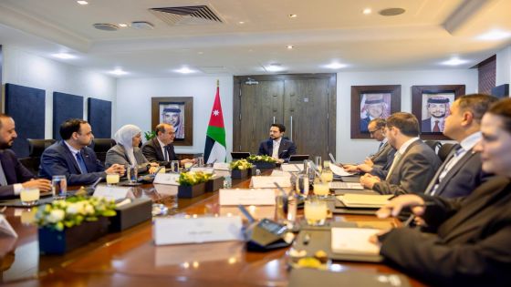 ولي العهد يزور وزارة الاقتصاد الرقمي ويلتقي الفريق المطور لتطبيق سند