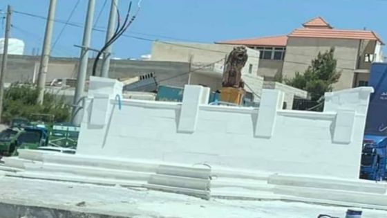 شاهد: بلدية الكرك تتألق بوضع تمثال أسد يدهش المارين في أحد الشوارع