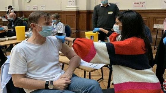 إصابة وزير بريطاني بعد أسبوع من تطعيمه !