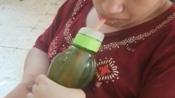 بالفيديو: والد فتاة من ذوي الاحتياجات الخاصة يناشد الأردنين لإطعام ابنته العاجزة