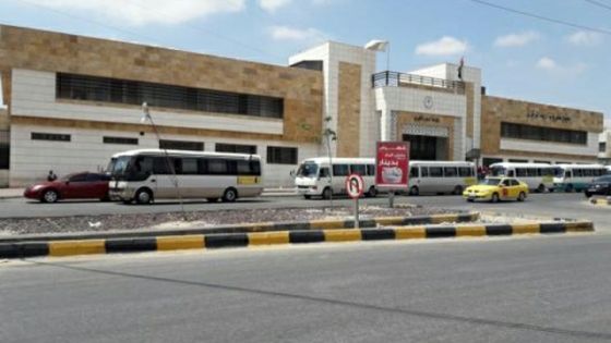 أزمة خانقة بمجمع إربد عمان بسبب تخفيض السعة وإضراب السائقين