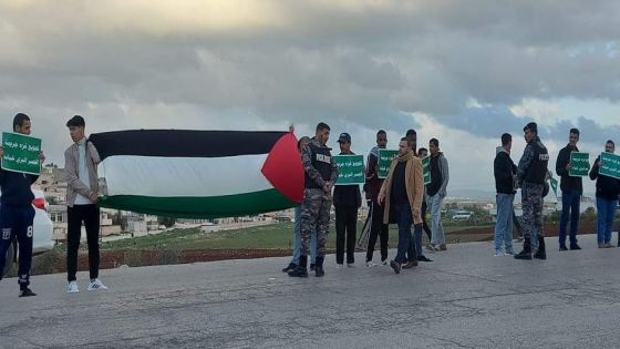 التجمع الشبابي الاردني يقيم سلسلة بشرية في اربد رفضاً لجسر البري الذي يمد الاحتلال عبر الأراضي الأردنية