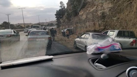 عاجل |بسبب الظروف الجوية انزلاق المركبات على طريق اربد عمان وانقلاب مركبة على حافة الطريق