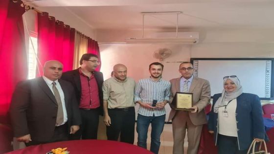 المومني يكرم الطالب الاول على مستوى المملكة في الفرع الفندقي
