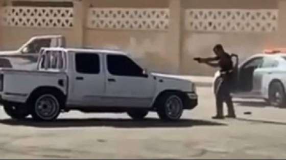 السعودية.. رجل أمن يشهر مسدسه لإيقاف “مفحّط”