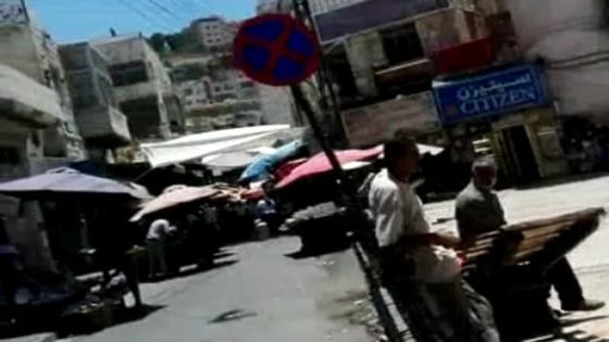 متنفذون في امانة عمان استباحوا الشارع العام و وضعوا بسطاتهم امام المحلات التجارية في عمان