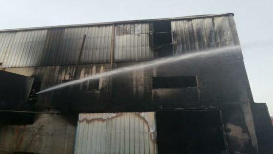 اخماد حريق بمصنع بولسترين في ديرعلا